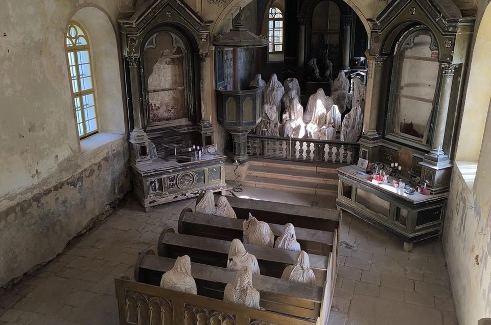 Kostel sv. Jiří v Lukové se sádrovými sochami věřících – Kudy z nudy